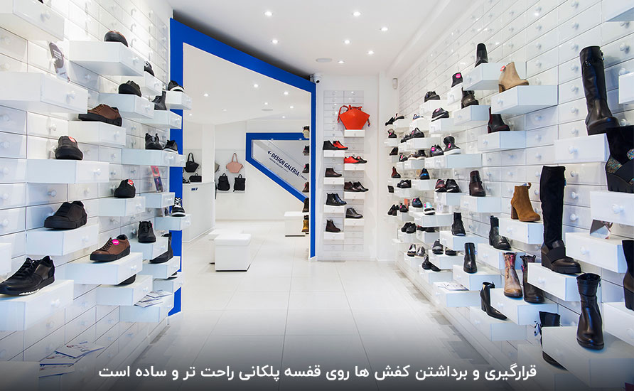 قفسه‌های پلکانی سفید مناسب دکوراسیون کفش فروشی‌‌های کوچک