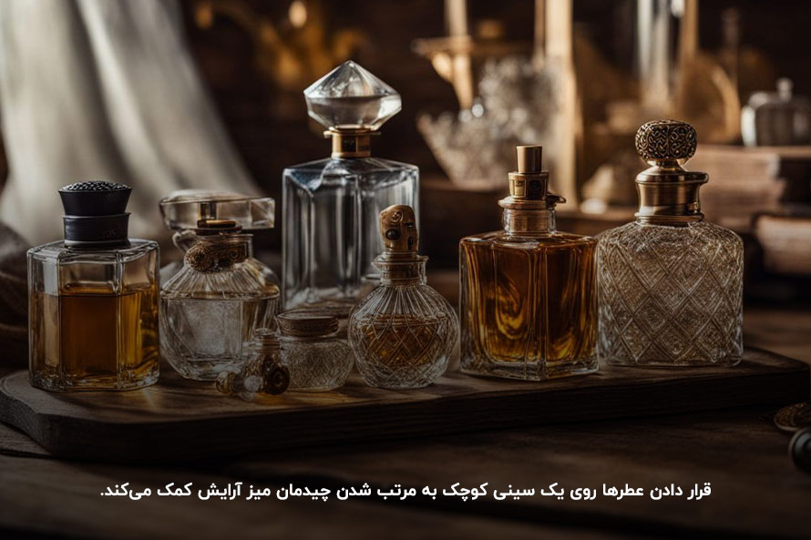 چیدن عطرها روی یک سینی کوچک؛ یکی از راه‌های تزیین میز آرایش