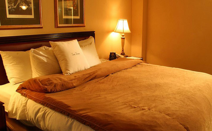 عکس تخت خواب چوبی ساده