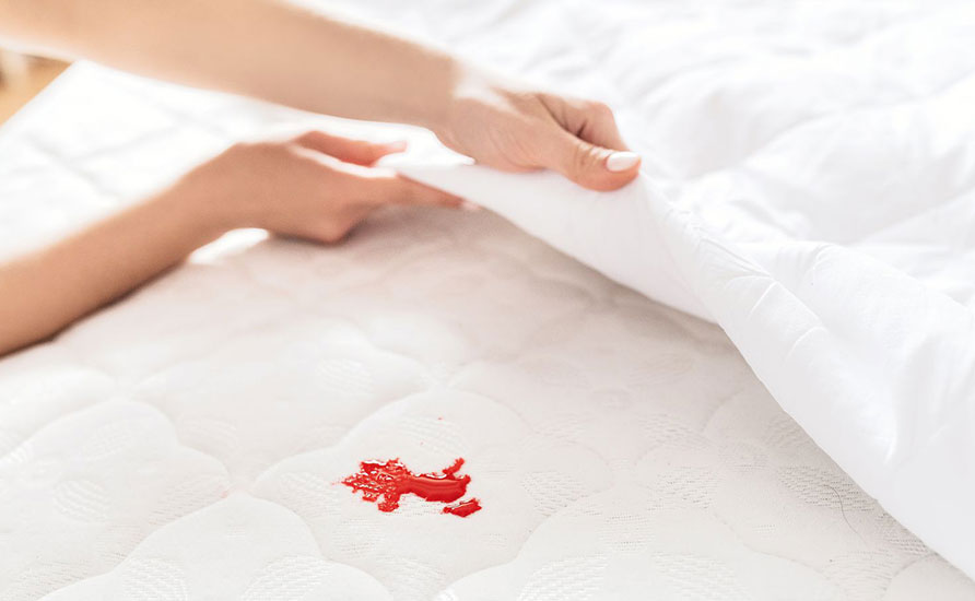 معرفی 5 روش ساده و موثر برای پاک کردن لکه خون از تشک