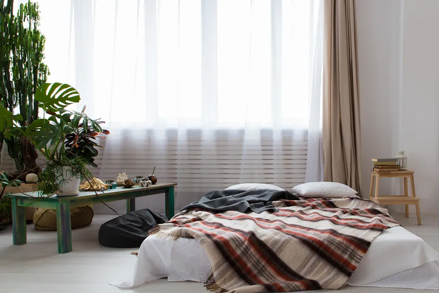 راهنمای چیدمان اتاق خواب ساده بدون تخت در مجله بلج