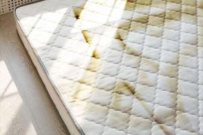 بررسی روش‌های رفع زردی تشک تخت در خانه در مجله بلج